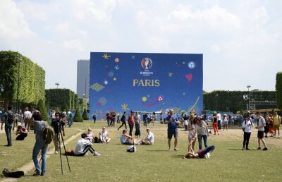 Măsuri de securitate extreme » Fanii nu vor putea urmări meciurile de la EURO pe terasele franceze