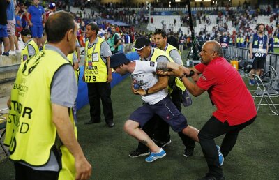 FOTO + VIDEO Haos pe Stade Velodrome! Fanii Rusiei au venit cu torțe și i-au obligat pe englezi să fugă din tribune