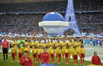 EXCLUSIV Scene şocante pe Stade de France » FOTO Un jucător al României a fost prins fumând în vestiar, la meciul cu Franța!