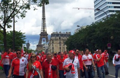 FOTO + VIDEO Fanii Elveției au făcut spectacol pe străzile din Paris » Vor fi în număr mare la meciul cu România