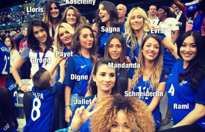 Fetele în albastru » Iubitele fotbaliștilor francezi au făcut show deasupra băncii tehnice