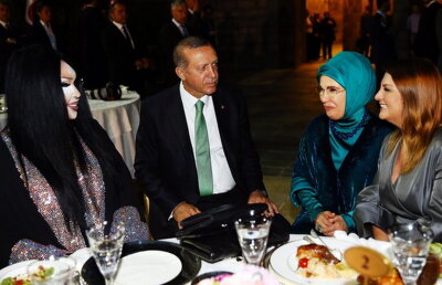 Președintele Turciei a luat cina cu o divă transsexuală