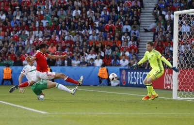 VIDEO Brexit! N-o să suferim! Țara Galilor a eliminat-o pe Irlanda de Nord, 1-0, după un meci plictisitor decis de un autogol