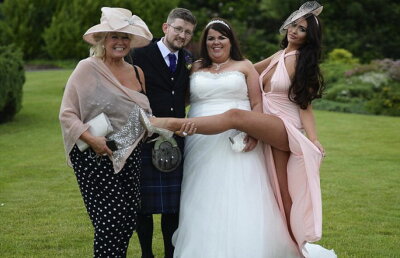 Ea este cea hot domnişoară de onoare! A făcut furori la nuntă