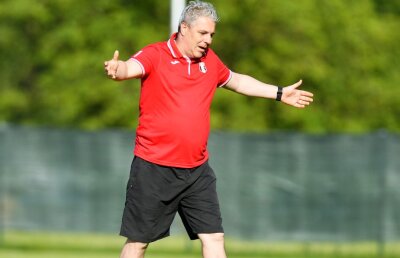 Șumudică s-a luat iar de Steaua: "Nici nu știu cum să-i mai zic, își schimbă zilnic numele și sigla"