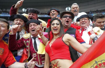 GALERIE FOTO Războiul fetelor frumoase la Italia - Spania » O fană iberică prinsă într-o ipostază WOW