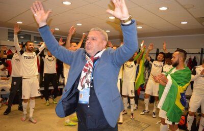 VIDEO Șumudică și-a găsit altă meserie » Antrenorul Astrei este acum lider de galerie și a făcut spectacol în tribună la amical :D