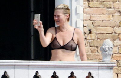 Kate Moss, show super-sexy în balconul unui hotel