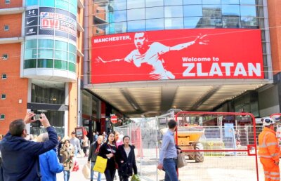 FOTO Aroganța lui United la adresa lui Manchester City după transferul lui Zlatan » Acest afiș poate porni nebunia în Anglia