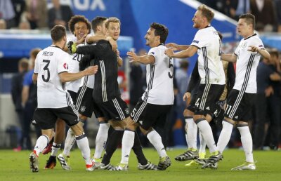 GALERIE FOTO Cele mai tari imagini după un final nebun! Italienii au rămas în genunchi, plângând, în timp ce nemții au început sărbătoarea