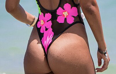 GALERIE FOTO » Sexy bloggeriţa Leigh-Anne Pinnock a făcut senzaţie la plajă cu posteriorul ei bombat