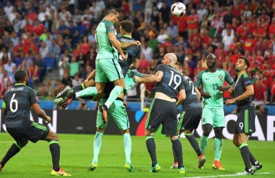 Două imagini SENZAŢIONALE! Ronaldo are o detentă extraterestră?! » Am găsit şi noi o poză din arhiva GSP cu Rodion Cămătaru