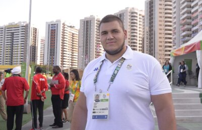 Corespondență GSP din RIO » La 2,03 metri și 150 de kilograme, judoka Daniel Natea e impunător. Și simpatic, magnet pentru poze: ”Am văzut unul mai mare decât mine... M-am cam supărat!”