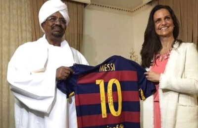 Păcălit cu tricoul lui Messi » Președintele Sudanului, Omar al-Bashir, a picat în plasa unei afaceriste care s-a dat drept reprezentant al Barcelonei
