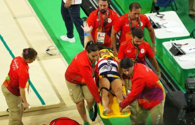 FOTO Atenție, imagini șocante! Accidentare terifiantă suferită de un gimnast francez » Și-a rupt piciorul în cel mai groaznic mod!