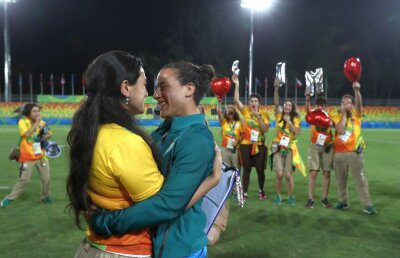 FOTO Prima cerere în căsătorie, la Jocurile de la Rio » O jucătoare de rugby s-a logodit cu prietena ei 