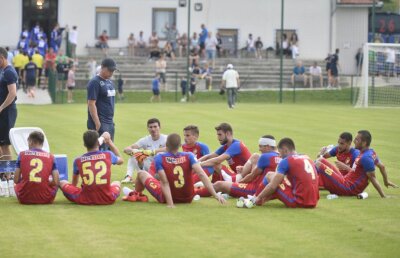 Închişi 145 de ore » Reghe a luat măsuri dure: jucătorii vor râmâne în cantonament și după Derby. Echipele probabile ale meciului