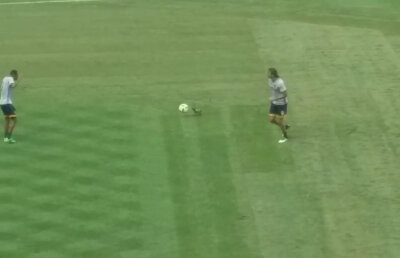 VIDEO Ce ați avut cu porumbelul?! Un jucător al L.A. Galaxy poate ajunge după gratii după ce a șutat într-o pasăre