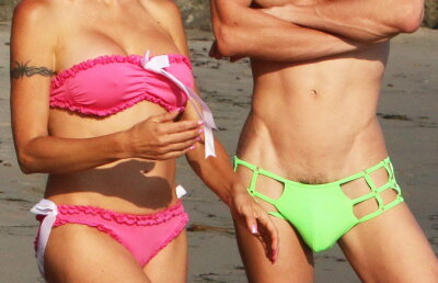 Aceste imagini întrec orice imaginaţie! Cea mai cunoscută piţipoancă, săruturi pătimaşe alături de bărbatul "din plastic" 