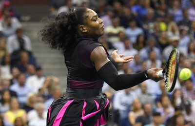 Bucuroasă că a fost testată » În fața Simonei, Serena Williams a pierdut miercuri noapte primul set din turneu, dar a câștigat meciul, 6-2, 4-6, 6-3