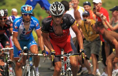 Revine Lance Armstrong în prim-plan? Suspendarea fostului mare ciclist a fost parţial ridicată!