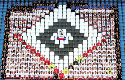 305 pentru cea mai frumoasă emblemă » Hamburg și-a adunat toți juniorii, fotbaliștii și staff-ul pentru o poză memorabilă