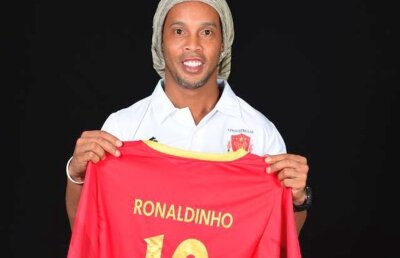 VIDEO+FOTO Ronaldinho nu se mai lasă de fotbal! Unde va juca și când ar putea fi ultimul său meci