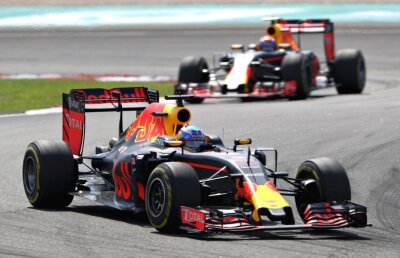 FOTO Spectacol în MP al Malaeziei! Ricciardo s-a impus după o cursă dramatică! Hamilton a abandonat după ce motorul i-a luat foc! Cum arată lupta pentru titlu