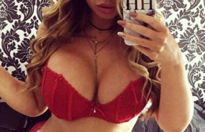 FOTO » Așa bust generos vezi foarte rar! O vedetă britanică are cu ce se lauda