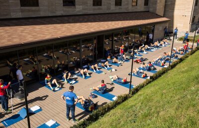 GALERIE FOTO Antrenament inedit pentru ”tricolori” » Daum și-a pus jucătorii să facă exerciții de stretching în fața hotelului