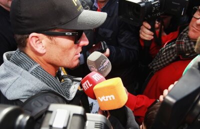 Acuzat de o nouă formă de dopaj, Lance Armstrong a trântit telefonul unui jurnalist: "Ești sărit de pe fix?!"
