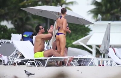 Blondina asta a înnebunit bărbații din Miami! A fost super sexy în bikini tanga