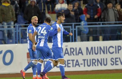 FOTO + VIDEO CS U Craiova o bate pe Dinamo, 2-1, și se apropie la 3 puncte de liderul Steaua » "Câinii" au ajuns la al treilea eșec consecutiv și se scufundă în clasament