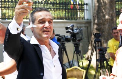 MM și Becali râd de Dinamo: "Vai, sărăca, a luat gol din penalty care nu a fost! Să scrie «Doar Dinamo București în play-out»"