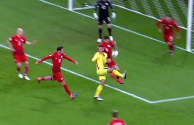 FOTO "Tricolorii" au cerut penalty la un presupus henț al lui Lewandowski