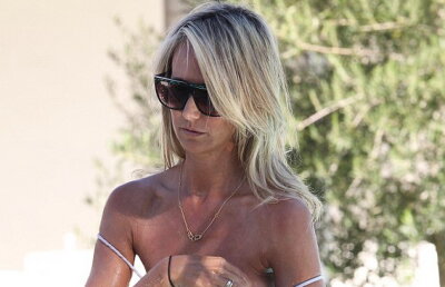 GALERIE FOTO Costumul de baie a trădat-o! O blondină superbă a rămas cu sânii pe afară!