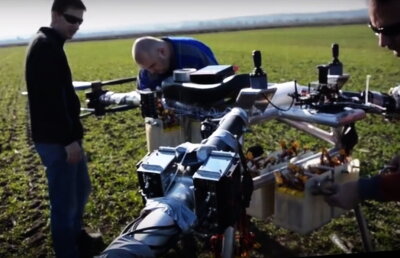 VIDEO & FOTO » Motocicleta zburătoare va apărea pe piaţă în 2017