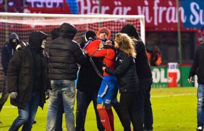 VIDEO Incidente grave în Suedia » Fiul lui Henrik Larsson, atacat de suporterii nervoși că echipa lor a retrogradat