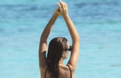 FOTO » Emily Ratajkowski, ipostază incendiară la plajă