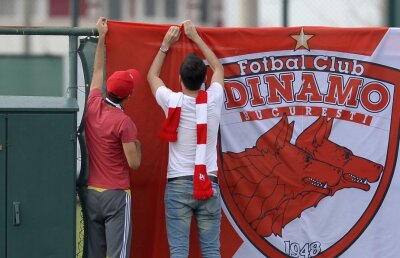 "Câinii" au râs de steliștii-clone, acum sunt în aceeași situație! Cum poate dispărea Dinamo, ultima mare echipă de tradiție care nu avea probleme cu marca