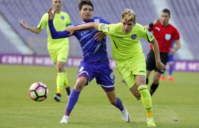 VIDEO ASA și  Poli Timișoara au trecut peste terenul execrabil și au oferit un meci cu 6 goluri în semifinalele Cupei Ligii » Returul e în martie 2017