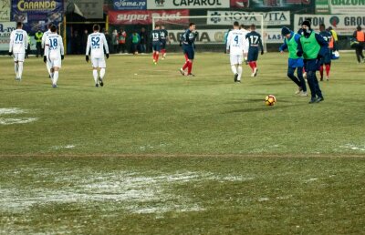 Se joacă sau nu? Măsura inedită a organizatorilor pentru un teren cât de cât bun la ASA - Poli Timișoara