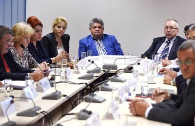 Un securist l-a angajat pe Secureanu ca masor între ’85 şi ’90 la Centrul de Sănătate Socului. Cine sînt ofițerii SRI activi care l-au pilotat pînă azi!