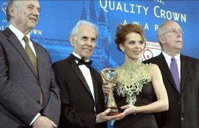 #MERGEMDUPASISTEM » VIDEO Un film incredibil cu iubita lui Secureanu dându-se drept Gabi Firea la Londra!