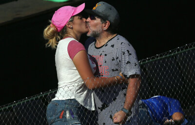 La tenis cu ochii la ea » Diego Maradona, sărut pătimaș în timpul unui meci de Cupa Davis