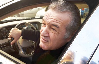 Becali, în această seară: "Îi dau Steaua cadou lui Iordănescu!" » Dialog în direct la TV: "Ce să facem cu ea? Ne vindem casele?"