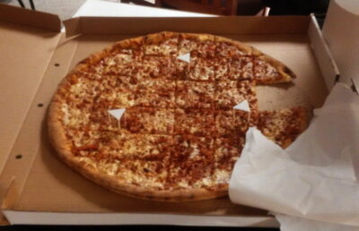 Pasagerii unui avion, serviţi cu pizza la iniţiativa pilotului