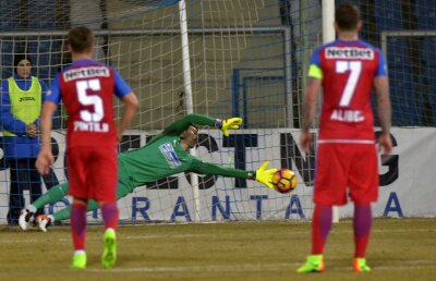 FOTO EXCLUSIV Momentul emoționant care nu s-a văzut la TV » Gestul de supremă reverenţă al unui fan stelist după Craiova - Steaua 1-2