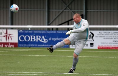 Pun ”tunurile” pe colosul de 121 kg! Wayne Shaw, portarul de 45 de ani al lui Sutton, a renunțat să vândă înghețată în magazinul familiei și-l amenință pe Wenger