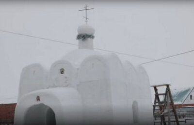 VIDEO » Un rus a ridicat o biserică în șase săptămâni. Ce material a folosit